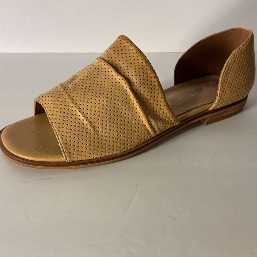 Almost new....MI IM….Sandals